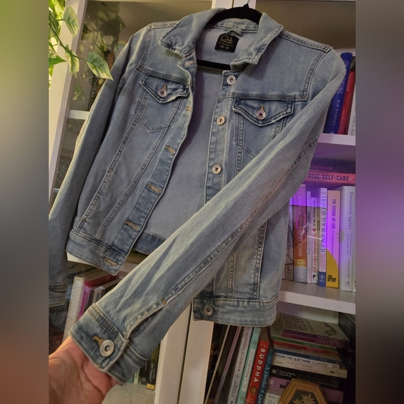 Light Blue Washed Button Up Denim Jacket with Pockets - Picture 4 of 8